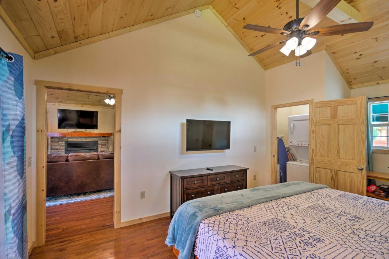 ברייסון סיטי Cozy Riverfront Cabin With Private Deck And Hot Tub! מראה חיצוני תמונה
